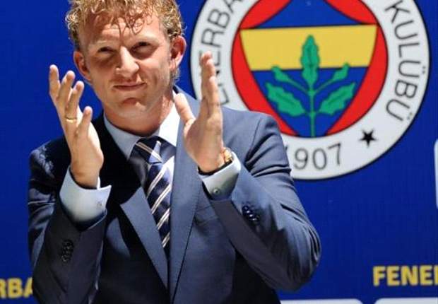 Fans Fenerbahçe sluiten Kuyt in armen