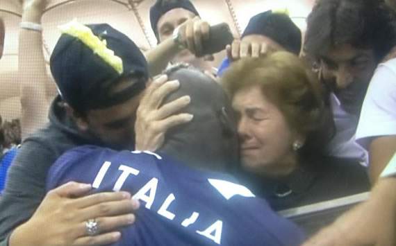 El conmovedor abrazo de Mario Balotelli con su madre adoptiva