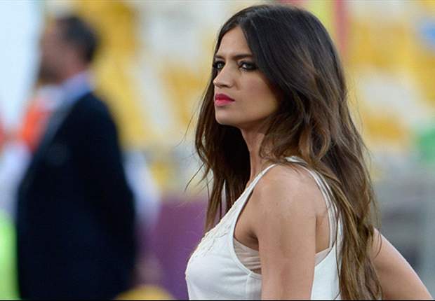 Sara Carbonero se pelea con los paparazzi e Iker Casillas intenta frenar la ira de su novia