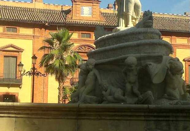 La celebración de la Euro 2012 deja en Sevilla a una estatua decapitada