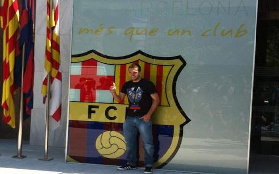 Jordi Alba posa con el escudo del Barcelona de fondo