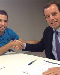 Jordi Alba firma su contrato con el FC Barcelona junto a Sandro Rosell