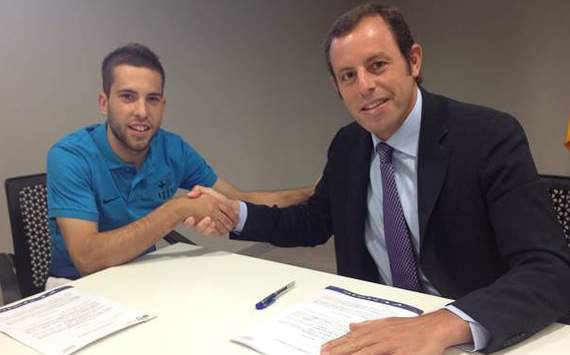 Jordi Alba firma su contrato con el FC Barcelona junto a Sandro Rosell