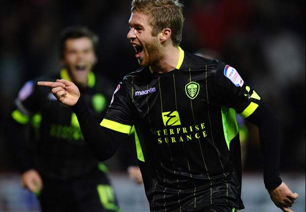 Huddersfield sign Leeds United midfielder Clayton