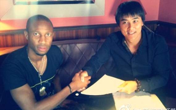 El Dalian Aerbin ha colgado en su perfil de Weibo, la fotografía que certifica el acuerdo con Seydou Keita