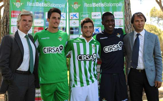Betis, fichar a corto plazo o ponerse en manos de la cantera