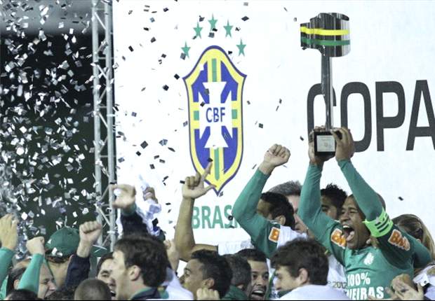 Em festa pelo título da Copa do Brasil, Marcos provoca rivais corintianos