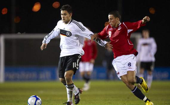 Elabdellaoui signs new Manchester City contract