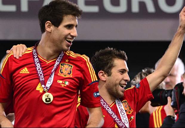 Jordi Alba asks Javi Martinez to join Barcelona players in Olympic photo
