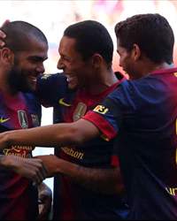  Daniel Alves; Jonathan dos Santos; Adriano - Hamburger SV v FC Barcelona 