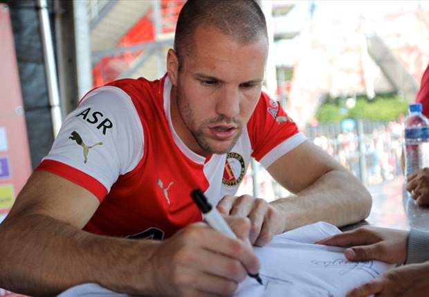 New Aston Villa signing Vlaar urges Arsenal captain Van Persie to stay in England