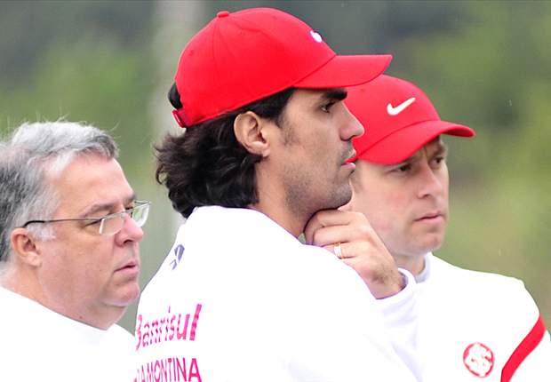 Após vitória sobre Palmeiras, Forlán recebe elogios do técnico Fernandão