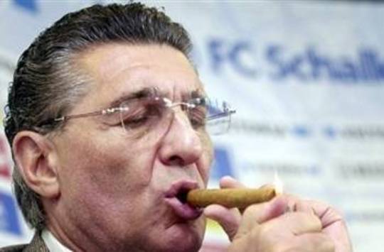 Feuer frei! Rudi Assauer hat auf Schalke längst noch nicht fertig (AFP)