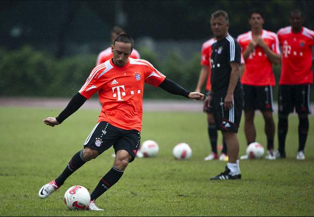 Ribery confronted by fan at Bayern training ground