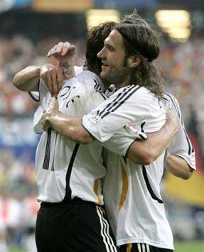 EM-Quali: Torsten Frings und Miroslav Klose feiern Deutschlands Sieg
