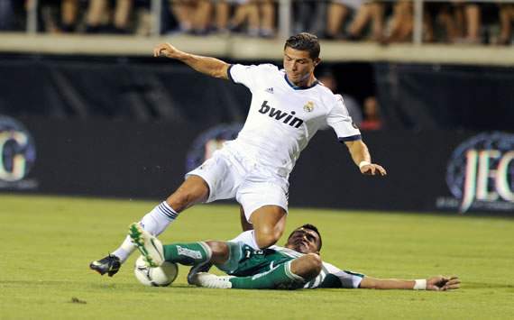 Cristiano Ronaldo y Rodolfo Salinas durante el Santos Laguna-Real Madrid
