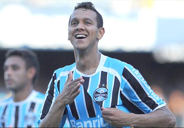 Souza diz que se sente feliz e não quer voltar ao Porto