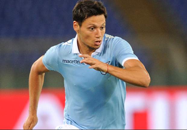 La caccia al difensore continua: Lazio su Moledo e Rever, il sogno è Aogo. Ma Zarate resta?
