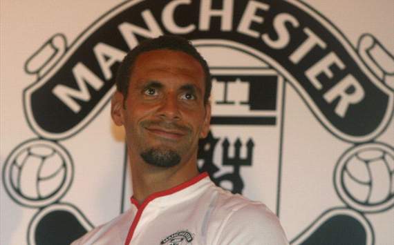 Rio Ferdinand - White Shirt Manchester United 2012, Manchester united logo