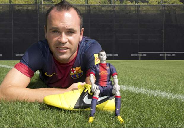 Andrés Iniesta agradece el apoyo de la hinchada invitando a 100 fans a ver 'Skyfall'