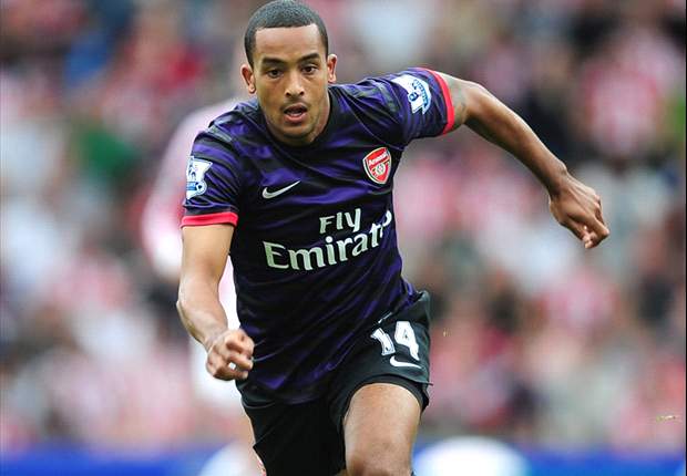 Walcott admits missing 'great professional' Van Persie at Arsenal