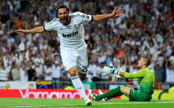 Real Madrid vs Barcelona - Gonzalo Higuain celebrates 1