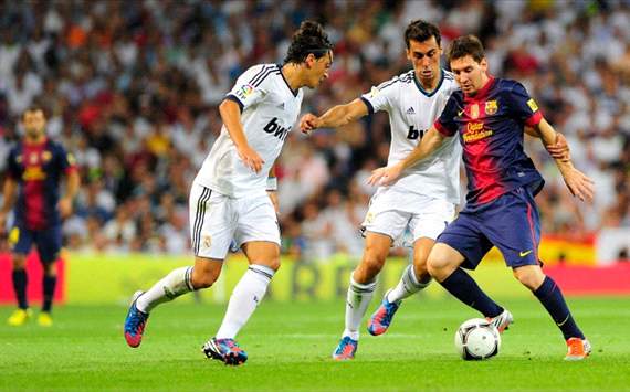 Real Madrid vs Barcelona - Lionel Messi vs Arbeloa and Ozil