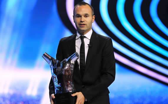 ANDREAS INIESTA SABET PENGHARGAAN PEMAIN TERBAIK EROPA 2012 VERSI UEFA