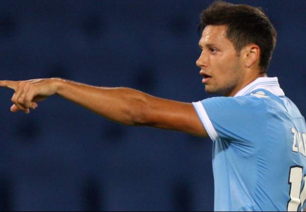 Zarate sempre più ai margini alla Lazio: torna a casa dopo un colloquio con Petkovic, meglio il divano della panchina... 