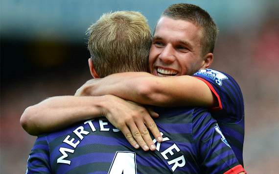 Lukas Podolski, Per Mertesacker - Liverpool-Arsenal