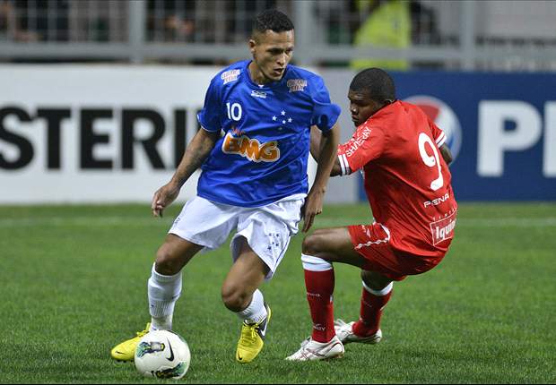 Cruzeiro troca Souza por Ananias com a Portuguesa
