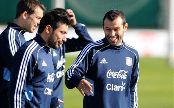TEAM NEWS: Lavezzi starts alongside Messi & Higuain as Argentina take on Paraguay