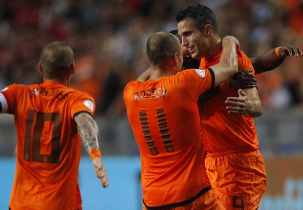 Manchester United face anxious wait over Van Persie fitness