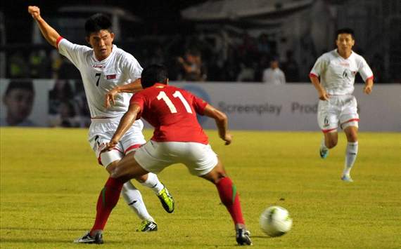 Ri Jin-Hyok (DPR Korea) & Hengky Ardiles (Indonesia) - Friendly Match (GOAL.com/Antara)
