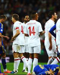 Steven Gerrard & Cuneyt Cakir 