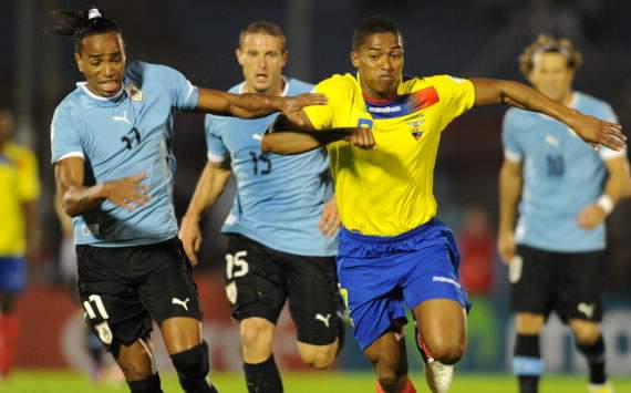 Alvaro Pereira marca a Antonio Valencia - Uruguay vs Ecuador