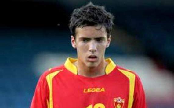 Fiorentina capture Bakic and Larrondo