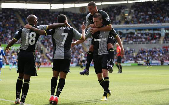 EPL - Reading vs Tottenham, Jermain Defoe, Aaron Lennon & Kyle