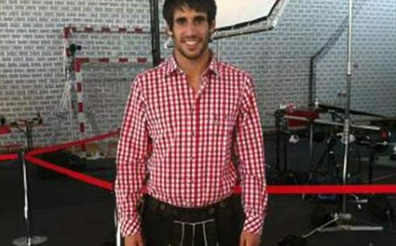 Javi Martínez posa con un traje regional en un spot del Bayern de Munich