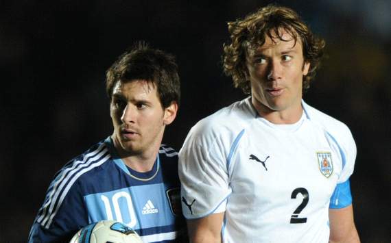Messi y Lugano, en el último enfrentamiento entre Argentina y Uruguay