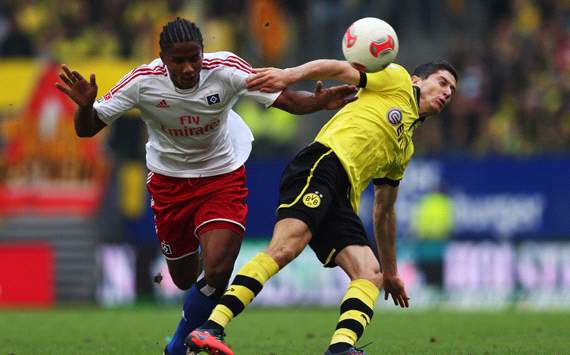Hamburger SV v Borussia Dortmund: Michael Mancienne & Robert Lewandowski