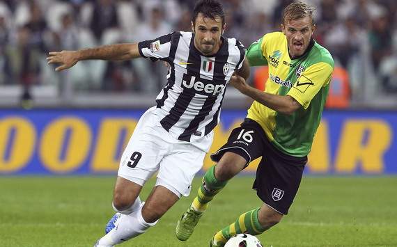 Mirko Vucinic (J), Luca Rigoni (C) - Juventus-Chievo - Serie A