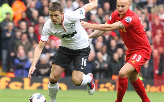  Michael Carrick of Manchester United in action against Jonjo Shelvey of Liverpool