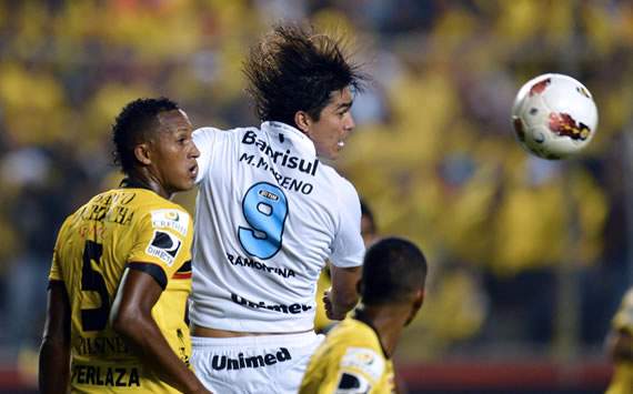 Marcelo Martins le gana a Perlaza - Barcelona SC vs Gremio