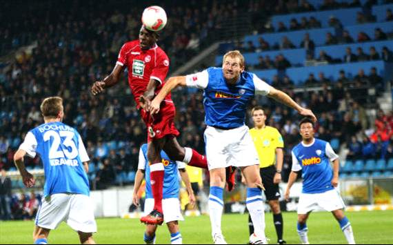 Mohamadou Idrissou und Lukas Sinkiewitz, VfL Bochum - 1. FC Kaiserslautern