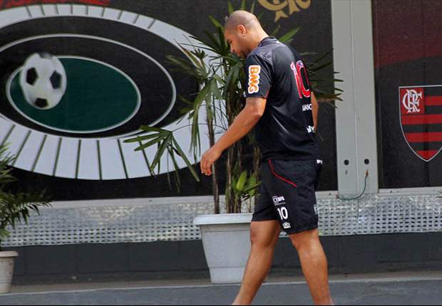 Adriano gives speech at Rio de Janeiro night club