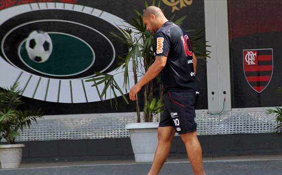 Adriano returns to Flamengo training