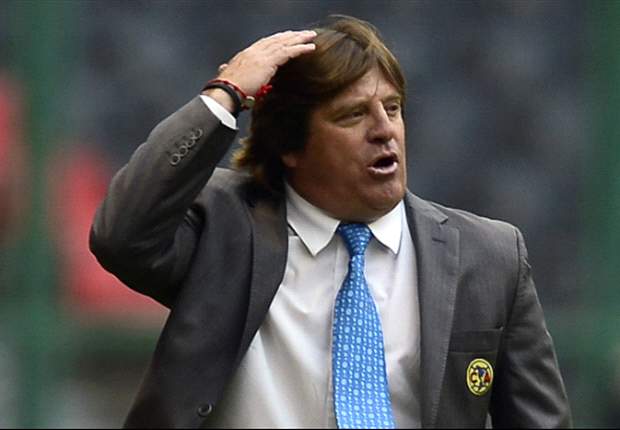 Para Miguel Herrera, 'Chucho' Benitez ahora es el asistente de Raúl Jiménez