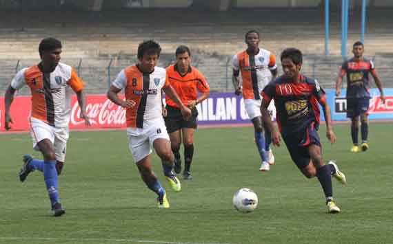 Allwyn George runs past the Mumbai FC defence,I-League