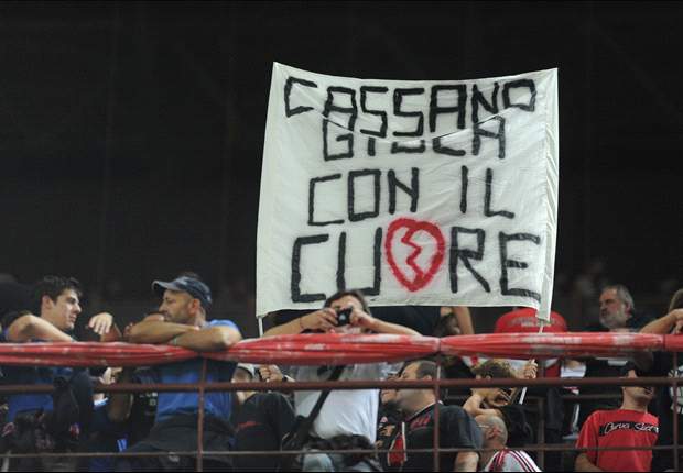 Milan-Inter è stato un derby anche sugli spalti, tra sfottò reciproci e fischi rossoneri a Cassano